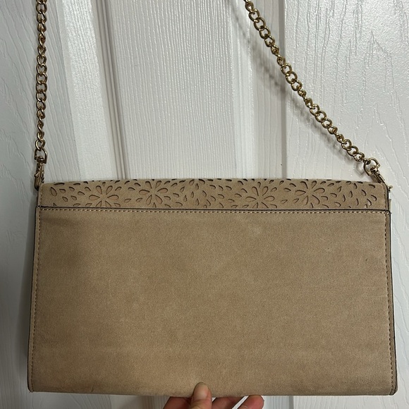 Also Elegant Tan Floral Cutout Women's Bag Chain Strap Envelope Sleek - Picture 7 of 7